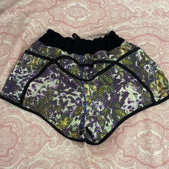 Size 6 lulu shorts - Picture 2 of 3